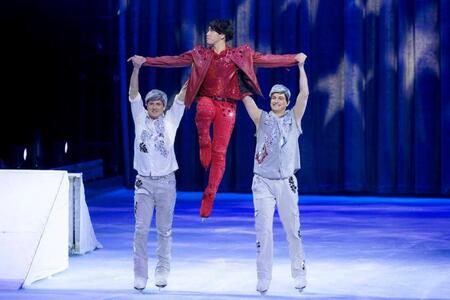 　オープニングアクトに登場し、リフトを披露する宮舘涼太　◎Ｄｉｓｎｅｙ，◎Ｄｉｓｎｅｙ／Ｐｉｘａｒ