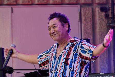 　熱唱する杉山清貴