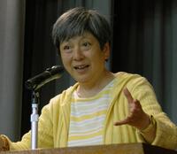 　講演する和泉雅子さん＝２００８年５月