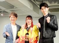 　デビュー曲を披露した堀内春菜（中央）と亜蘭（右）。左は応援に駆けつけた北山たけし