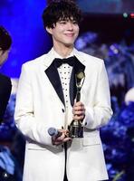 　「青龍シリーズアワード」の公式インスタグラム＠ｂｌｕｅｄｒａｇｏｎａｗａｒｄｓより　人気スター賞のパク・ボゴム