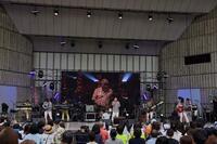 　ライブを行った杉山清貴＆オメガドライブ