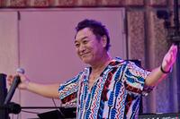 　熱唱する杉山清貴