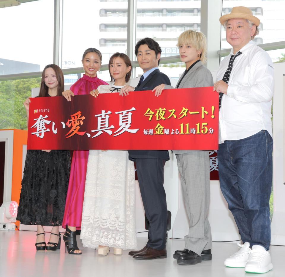 　ほほ笑む（左から）森香澄、高橋メアリージュン、松本まりか、安田顕、白濱亜嵐、鈴木おさむ氏（撮影・吉澤敬太）