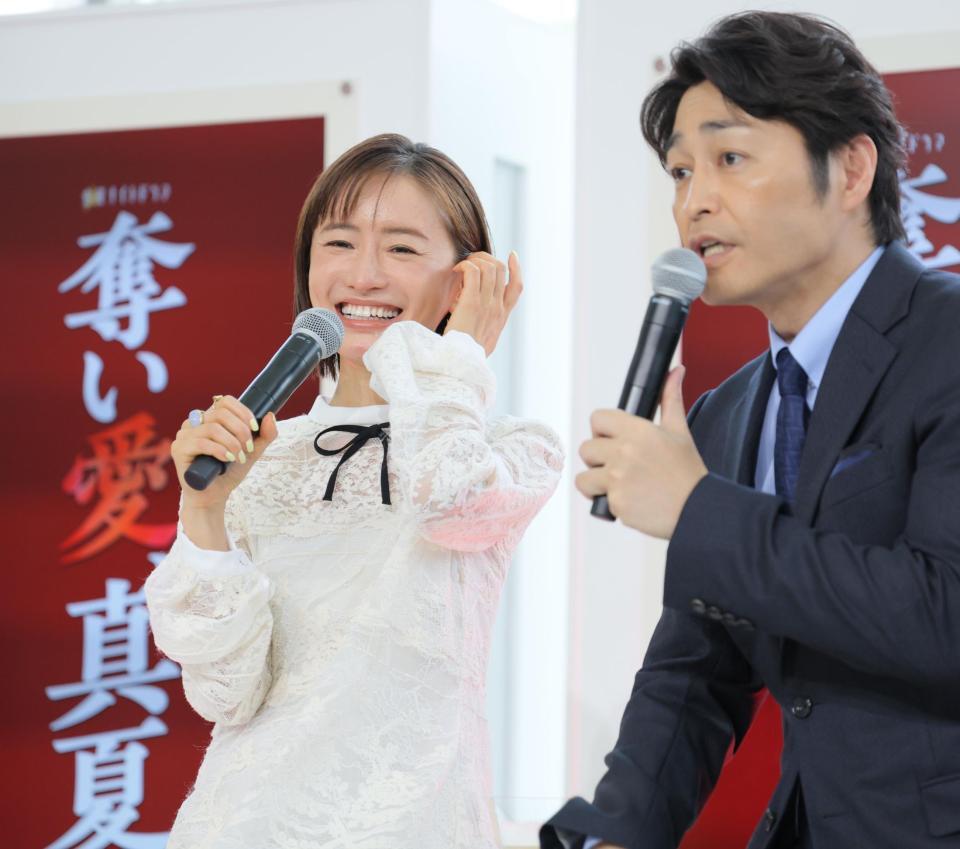 　笑顔で話す松本まりか（左）と安田顕（撮影・吉澤敬太）