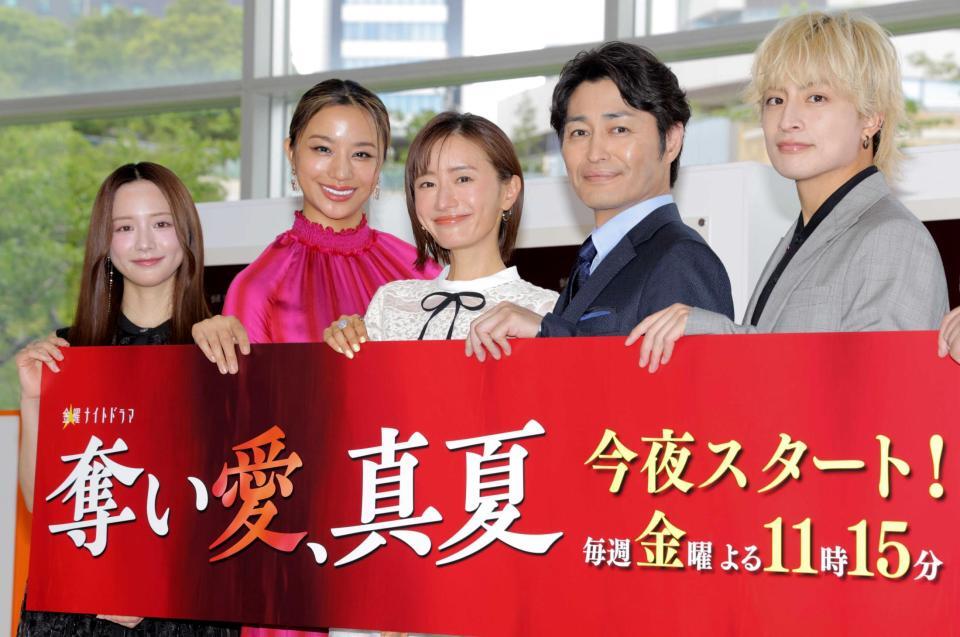 　笑顔を見せる（左から）森香澄、高橋メアリージュン、松本まりか、安田顕、白濱亜嵐（撮影・吉澤敬太）