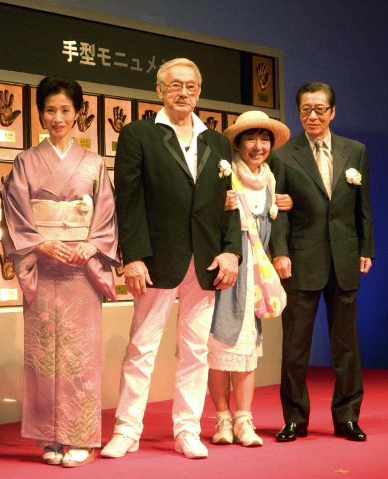 　日活創立１００周年を記念した手形モニュメント除幕式に出席した（左から）松原智恵子、宍戸錠さん、和泉雅子さん、浜田光夫＝２０１２年