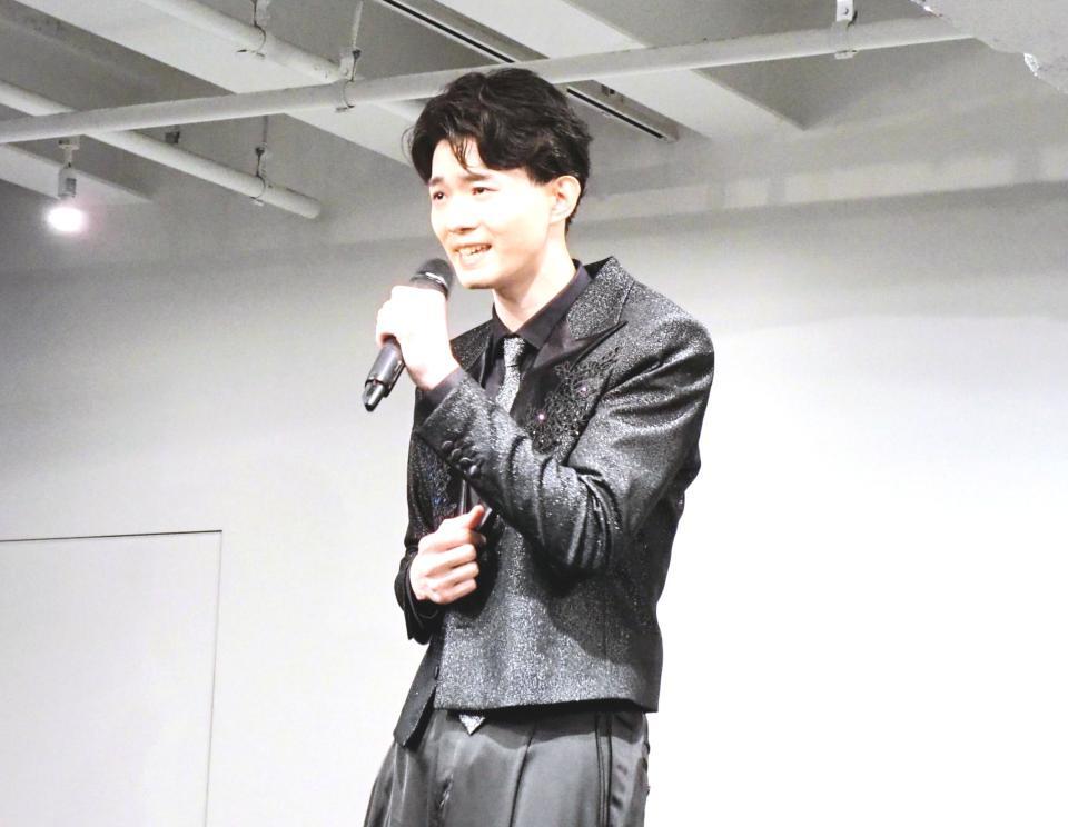 　デビュー発表会で熱唱する亜蘭