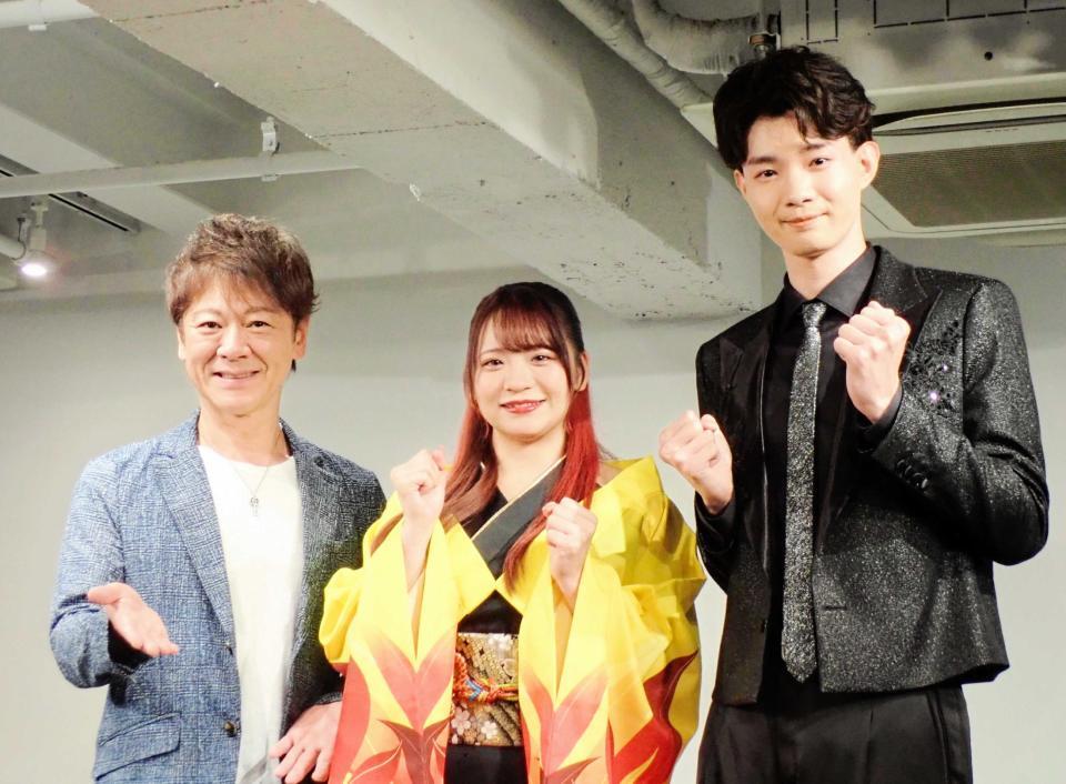 　デビュー曲を披露した堀内春菜（中央）と亜蘭（右）。左は応援に駆けつけた北山たけし