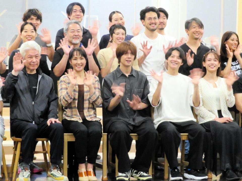 　（前列左から）鹿賀丈史、濱田めぐみ、浦井健治、小池徹平、ソニン