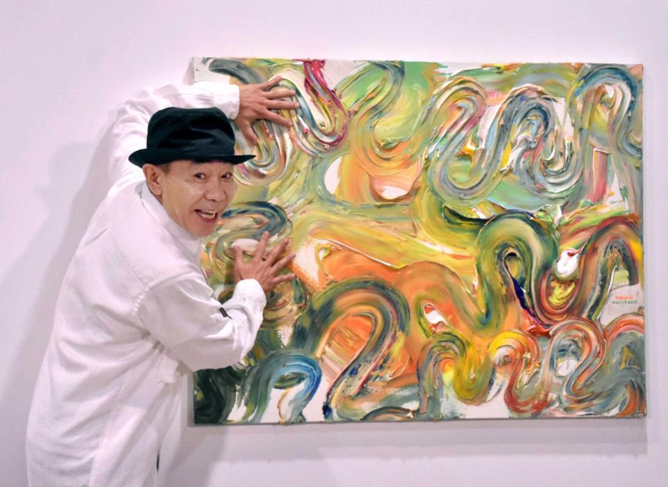 　触って楽しめる自身の作品をアピールする木梨憲武