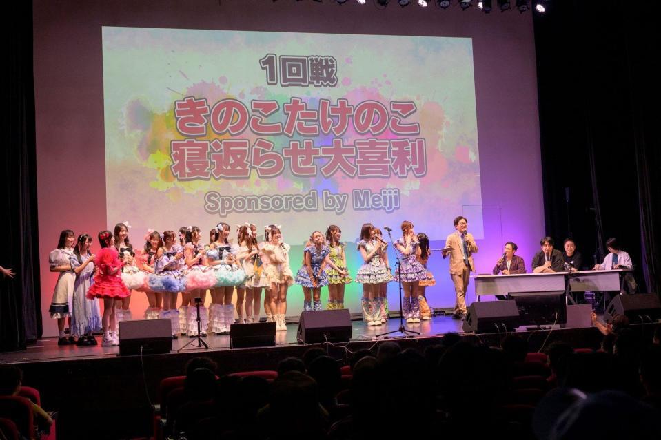 　発表されたお題について考えるラフ×ラフら出演者