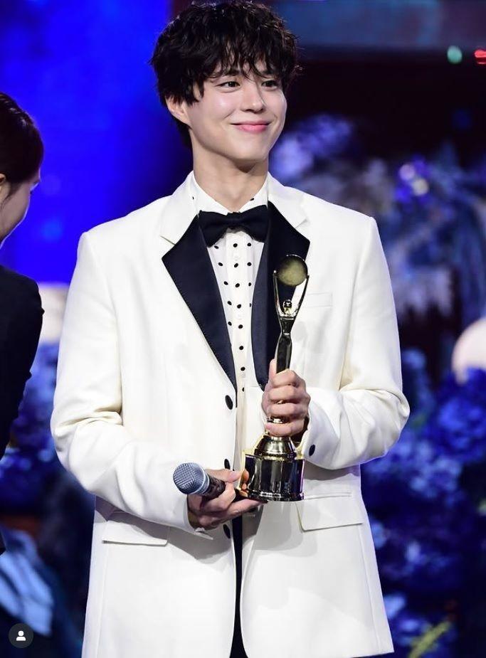 　「青龍シリーズアワード」の公式インスタグラム＠ｂｌｕｅｄｒａｇｏｎａｗａｒｄｓより　人気スター賞のパク・ボゴム
