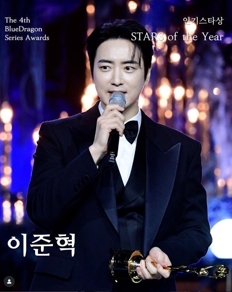 　「青龍シリーズアワード」の公式インスタグラム＠ｂｌｕｅｄｒａｇｏｎａｗａｒｄｓより　人気スター賞のイ・ジュニョク