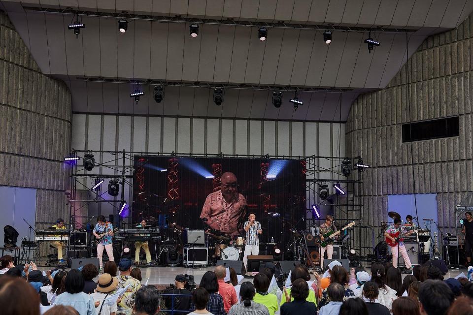 　ライブを行った杉山清貴＆オメガドライブ