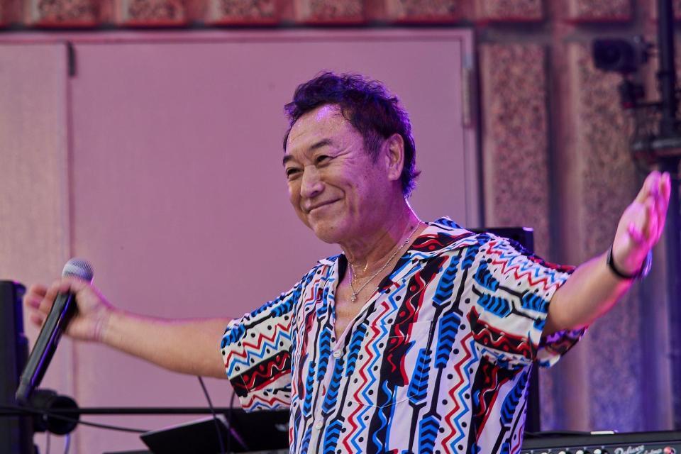 　熱唱する杉山清貴