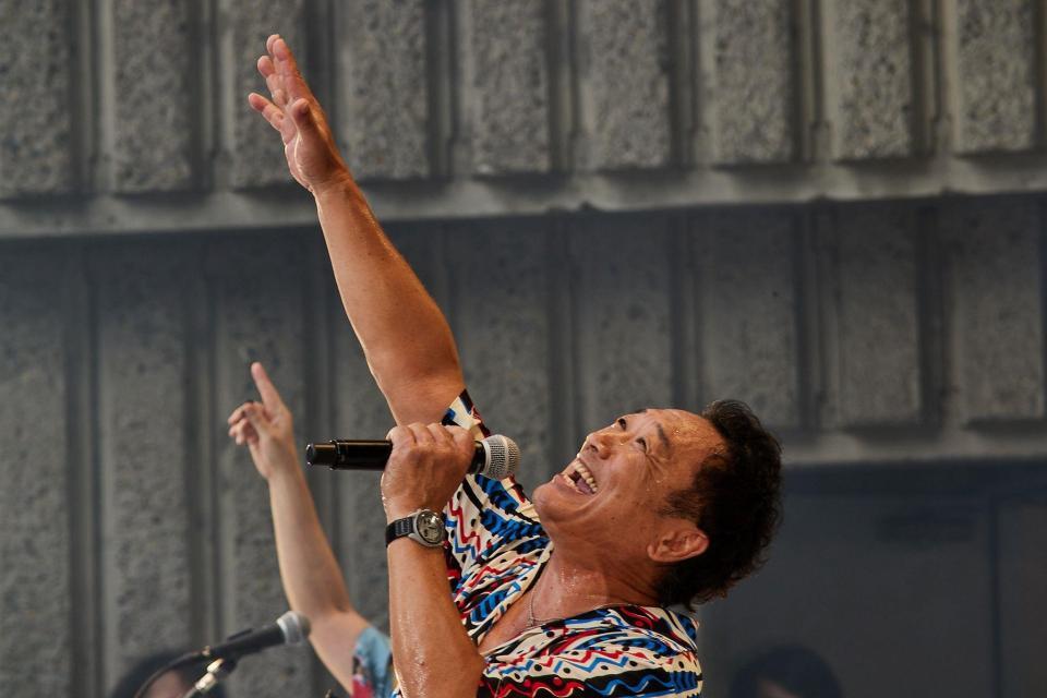 　熱唱する杉山清貴