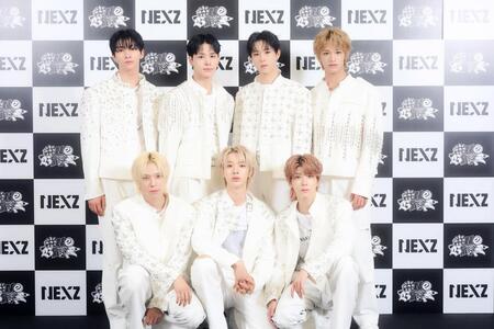 　開演前に会見したＮＥＸＺの（前列左から）ＳＯ　ＧＥＯＮ、ＴＯＭＯＹＡ、ＹＵＫＩ（後列左から）ＹＵ、ＨＡＲＵ、ＨＹＵＩ、ＳＥＩＴＡ（撮影：田中聖太郎）