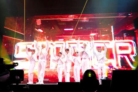 　「Ｓｉｍｍｅｒ」をパフォーマンスするＮＥＸＺの（左から）ＹＵＫＩ、ＳＯ　ＧＩＯＮ、ＹＵ、ＨＹＵＩ、ＨＡＲＵ、ＴＯＭＯＹＡ、ＳＥＩＴＡ（撮影：田中聖太郎）