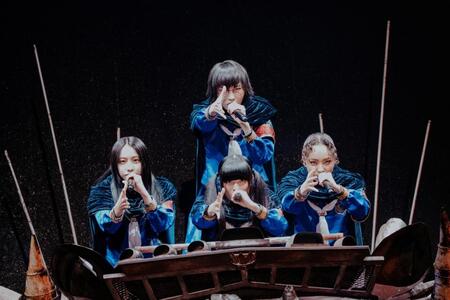 　熱唱を繰り広げた新しい学校のリーダーズの（上段中央から時計回り）ＳＵＺＵＫＡ、ＲＩＮ、ＭＩＺＹＵ、ＫＡＮＯＮ（撮影・ｈｉｒｏｙａｂｒｉａｎ）