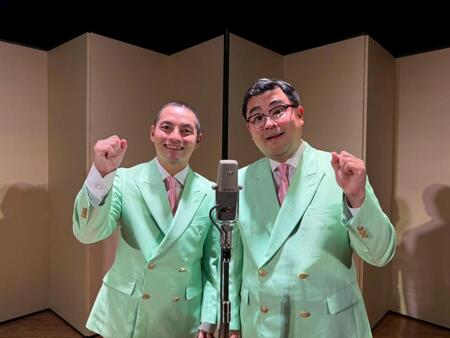　漫才協会へ入会したヤングタウンの錦笑亭満堂（左）と福島暢啓アナウンサー
