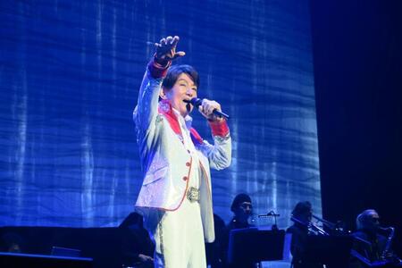 　ライブで熱唱するささきいさお