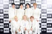 　開演前に会見したＮＥＸＺの（前列左から）ＳＯ　ＧＥＯＮ、ＴＯＭＯＹＡ、ＹＵＫＩ（後列左から）ＹＵ、ＨＡＲＵ、ＨＹＵＩ、ＳＥＩＴＡ（撮影：田中聖太郎）