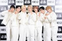 　開演前に会見したＮＥＸＺの（左から）ＹＵ、ＨＡＲＵ、ＳＯ　ＧＥＯＮ、ＴＯＭＯＹＡ、ＹＵＫＩ、ＨＹＵＩ、ＳＥＩＴＡ（撮影：田中聖太郎）