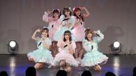 　新曲を披露したｍｙ　ｆａｖの（前列左から）川又あん奈、黒瀬梨花、西村瑠香、（後列左から）園田一花、古松華、田中美帆　©Ｇ＆Ｂ　ＥＮＴＥＲＴＡＩＮＭＥＮＴ．