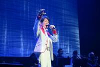 　ライブで熱唱するささきいさお