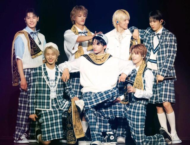 NEXZ 涙の武道館ライブ アンコールで9千人のスマホライト