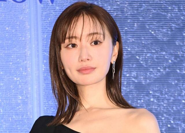 松本まりか 40歳のセーラー服姿を公開、ドラマ衣装に「しっかり