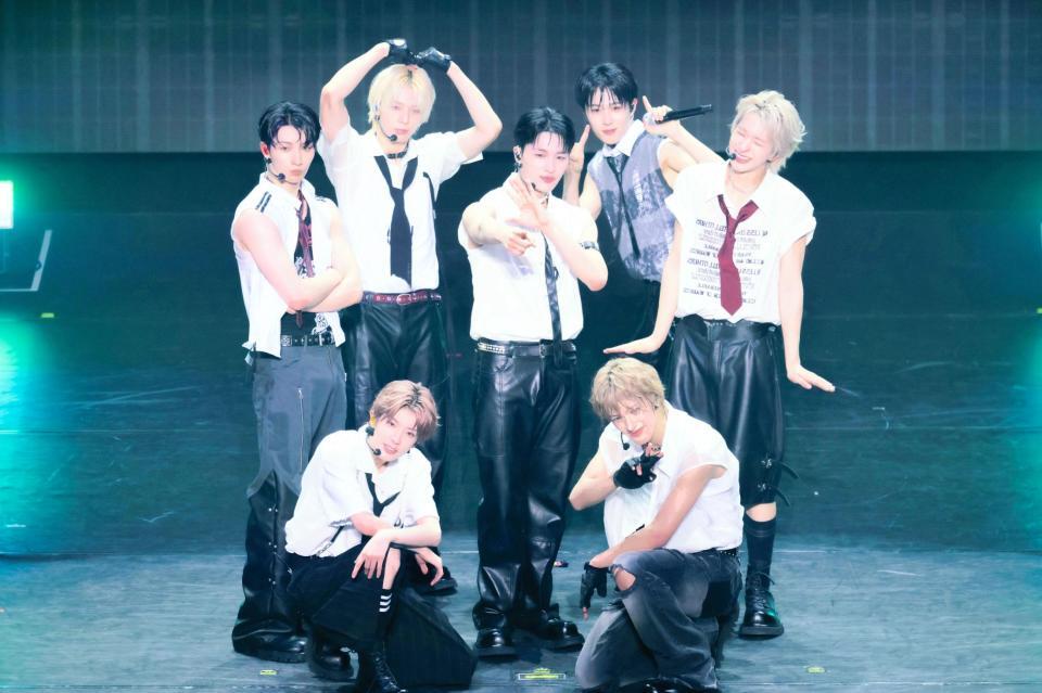 　ＮＥＸＺの（前列左から）ＹＵＫＩ、ＳＥＩＴＡ（後列左から）ＹＵ、ＳＯ　ＧＥＯＮ、ＨＡＲＵ、ＨＹＵＩ、ＴＯＭＯＹＡ（撮影：田中聖太郎）