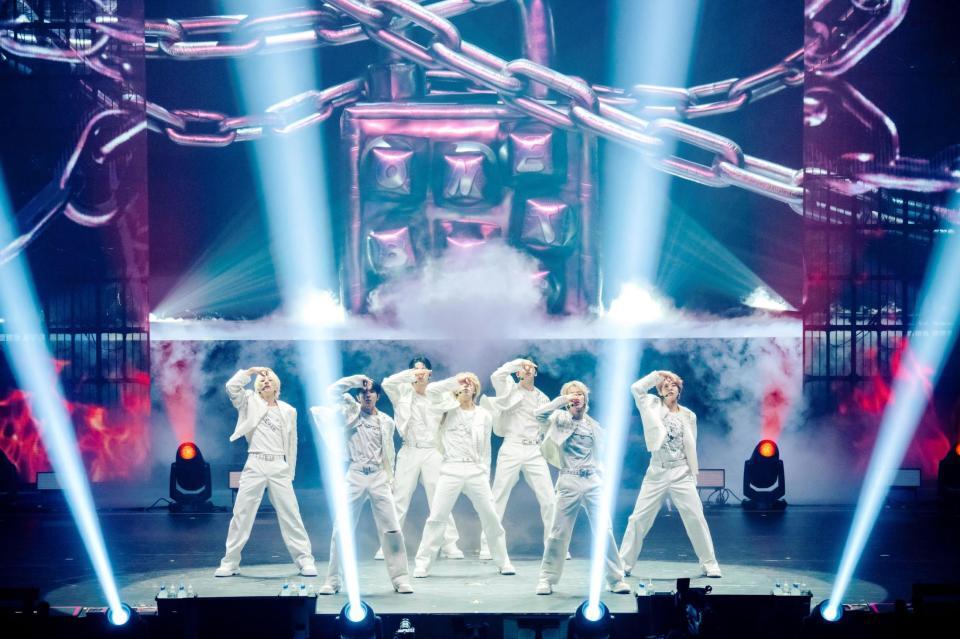 　ＮＥＸＺの（左から）ＳＯ　ＧＥＯＮ、ＨＹＵＩ、ＨＡＲＵ、ＳＥＩＴＡ、ＹＵ、ＴＯＭＯＹＡ、ＹＵＫＩ（撮影：田中聖太郎）