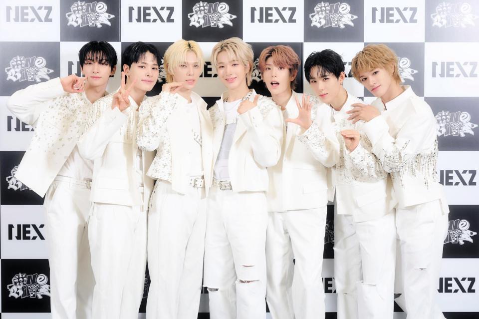 　開演前に会見したＮＥＸＺの（左から）ＹＵ、ＨＡＲＵ、ＳＯ　ＧＥＯＮ、ＴＯＭＯＹＡ、ＹＵＫＩ、ＨＹＵＩ、ＳＥＩＴＡ（撮影：田中聖太郎）