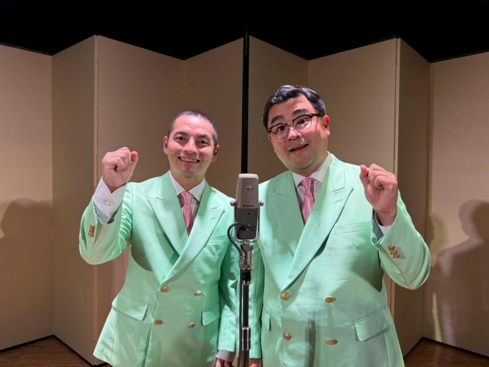 　漫才協会へ入会したヤングタウンの錦笑亭満堂（左）と福島暢啓アナウンサー