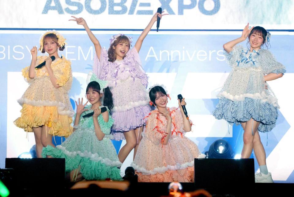 　会場を盛り上げるＦＲＵＩＴＳ　ＺＩＰＰＥＲ（写真＝ヨシモリユウナ、金谷龍之介）