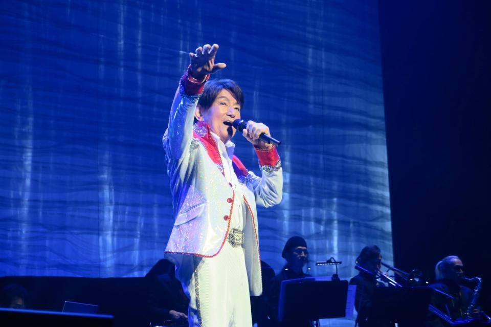 　ライブで熱唱するささきいさお