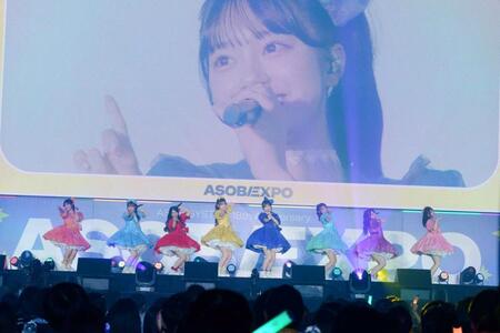 　かわいらしくパフォーマンスするＣＵＴＩＥ　ＳＴＲＥＥＴ（写真＝ヨシモリユウナ、金谷龍之介）