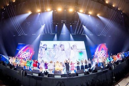 　中川悠介社長（中央）も含めステージに集結した豪華出演者（写真＝ヨシモリユウナ、金谷龍之介）