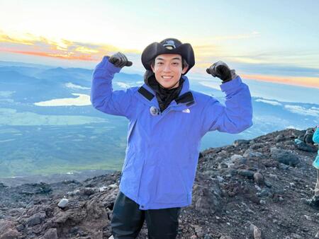　富士登山を行った辰巳ゆうと