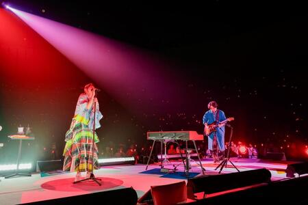 　ライブを盛り上げるいきものがかりの水野良樹（左）と吉岡聖恵　ⓒ堀内レイ