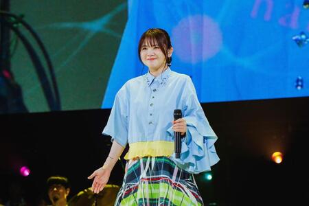 　笑顔を見せるいきものがかりの吉岡聖恵　ⓒ堀内レイ