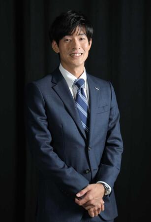 　笑顔でポーズをとる中島歩