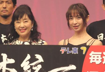 　「日本統一　東京編」に出演するかたせ梨乃（左）と篠田麻里子
