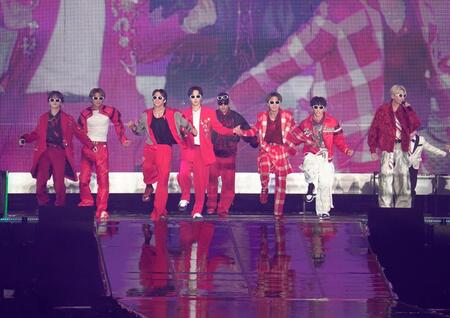 　サングラス姿でパフォーマンスするＦＡＮＴＡＳＴＩＣＳ