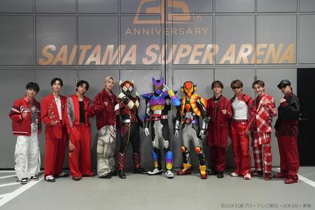 　仮面ライダーとステージでコラボしたＦＡＮＴＡＳＴＩＣＳ　（撮影・菊池大作）
