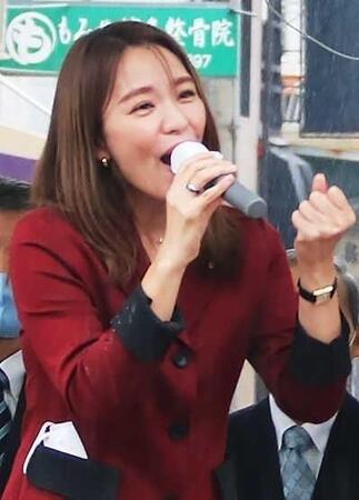 　尼崎市長選・市議選の応援でマイクを握る自民党本部広報戦略局長代理の今井絵理子・参院議員（２０２２年）
