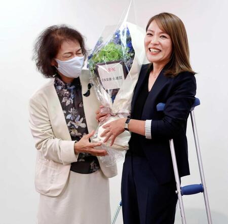 　比例代表で当選が決まり、花束を受け取る自民党の今井絵理子氏（右）＝２０２２年