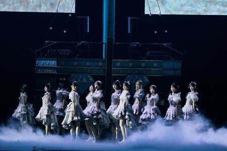 　ライブを盛り上げる（左から）≠ＭＥの落合希来里、永田詩央里、河口夏音、冨田菜々風、櫻井もも、谷崎早耶、蟹沢萌子、鈴木瞳美、川中子奈月心、本田珠由記、尾木波菜、菅波美玲©ＹＯＡＮＩ